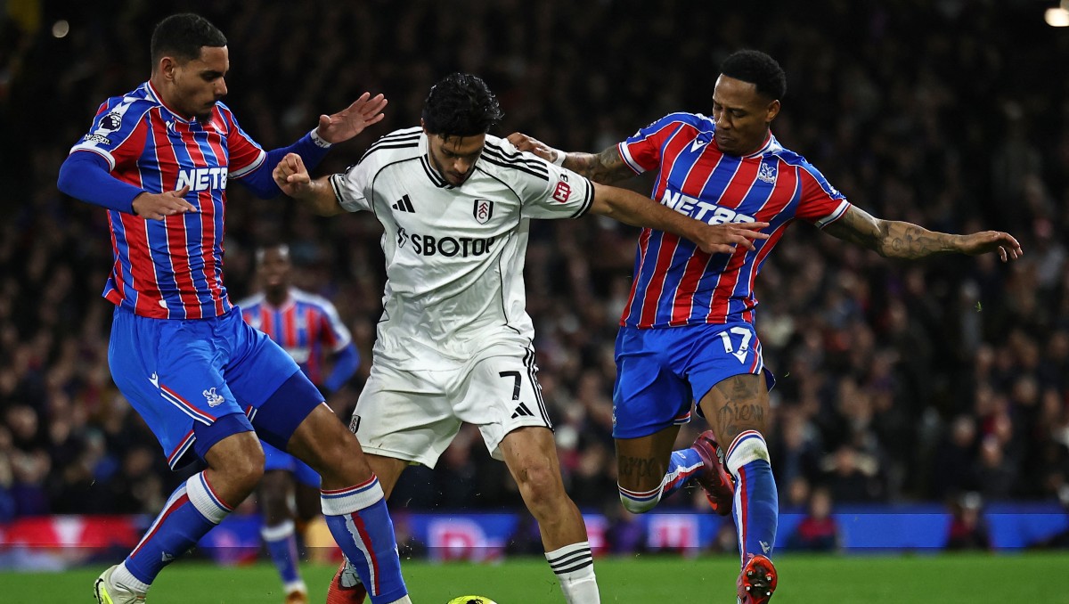 Raúl Jiménez fue titular en la derrota del Fulham ante Crystal Palace (Reuters)
