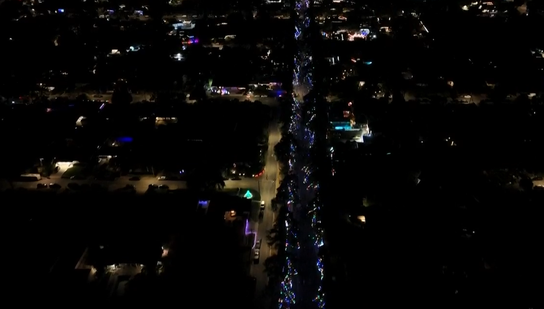 Regresa la “Christmas Tree Lane” en Altadena tras incendios ocurridos en enero