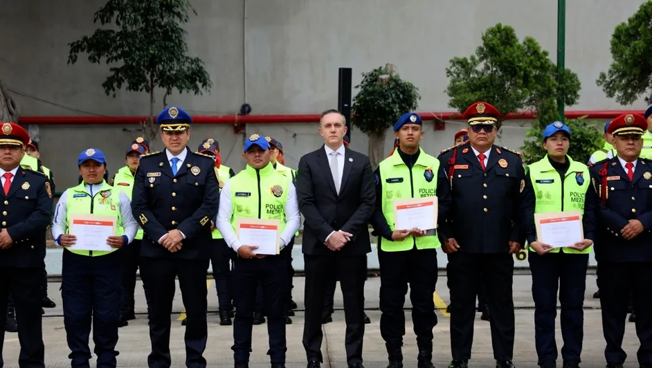Adrián Rubalcava reconoce labor de policías encargados de la seguridad en el Metro CDMX