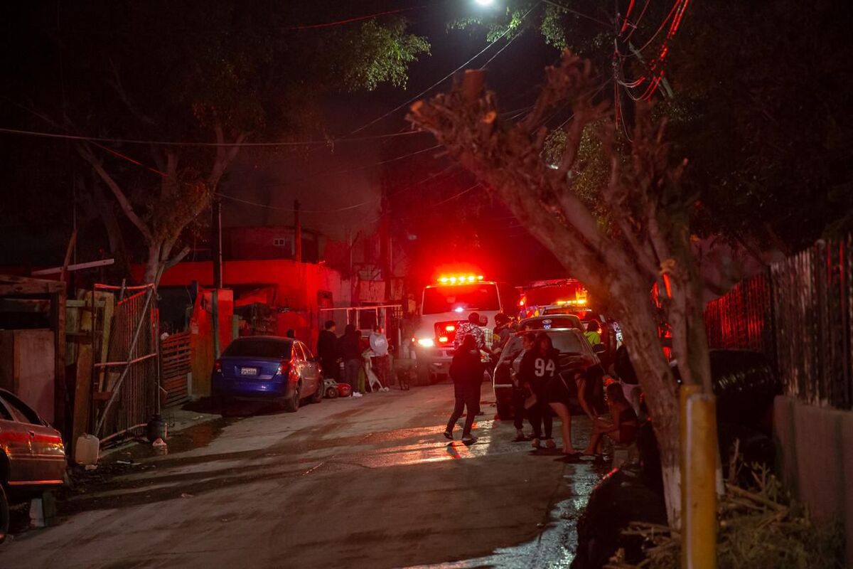 Autoridades intentaron controlar el fuego tras el reporte de incendio en Tijuana. | Especial