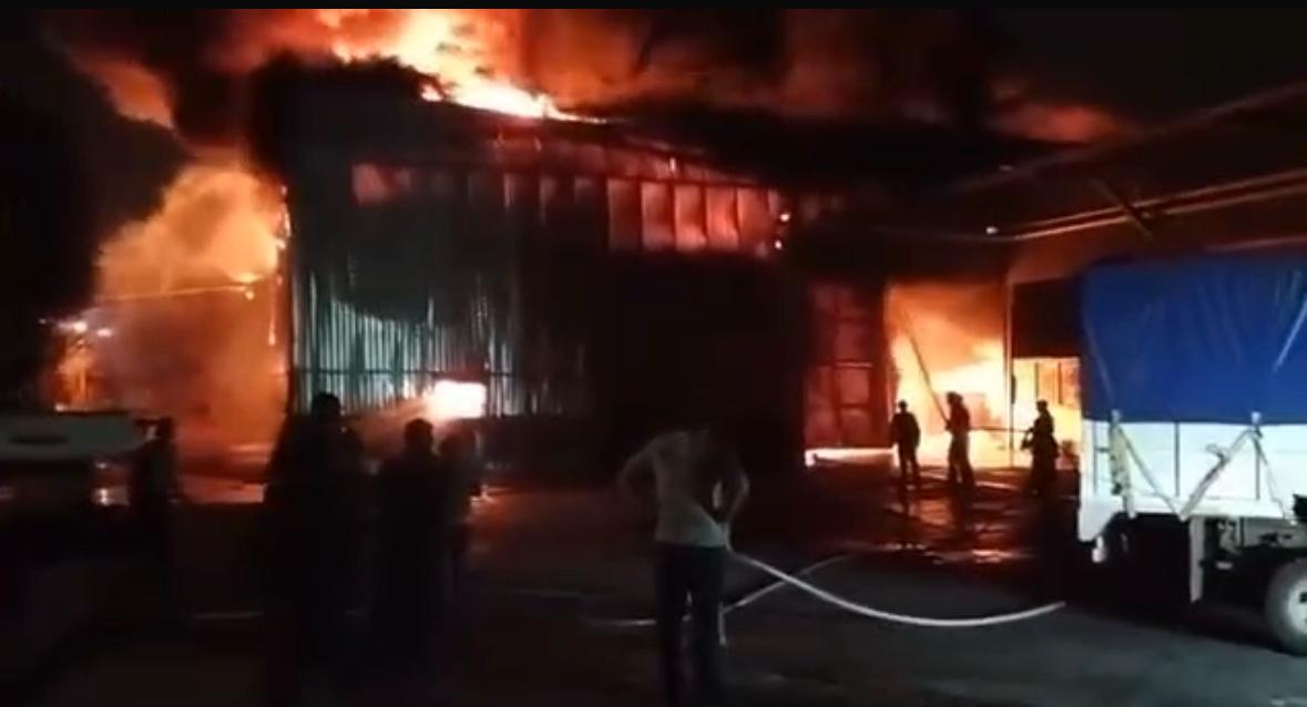 Bomberos de cinco municipios laboran en la zona. | Especial
