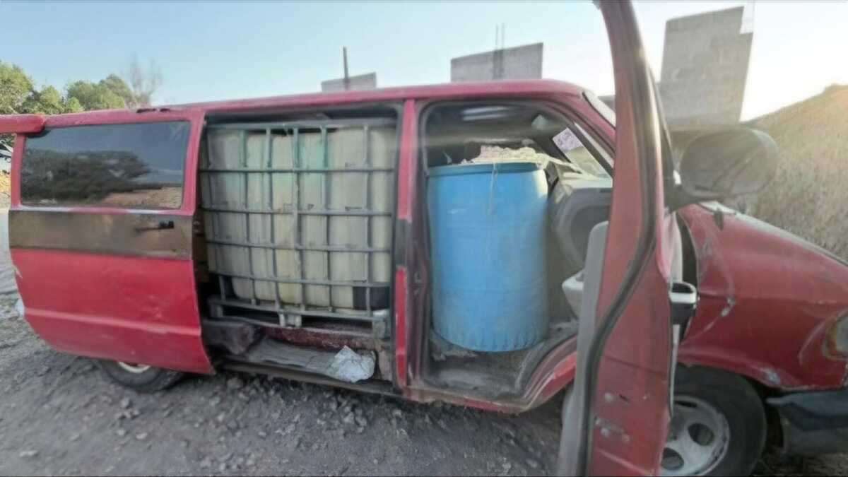 Camionetas con combustible robado fueron localizadas en Tepeapulco, Hidalgo.