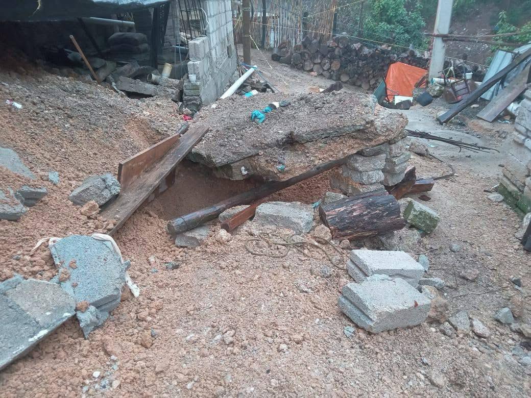 Colapsa de muro debilitado en Zacualtipán.