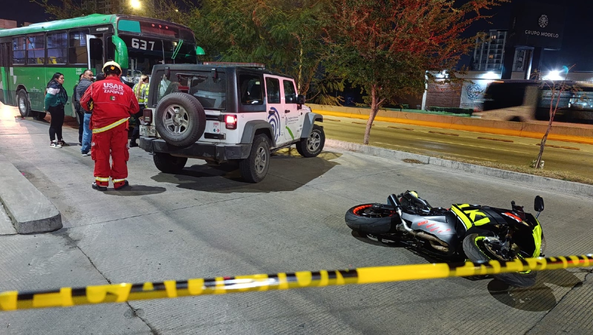 El conductor de la unidad de transporte público no pudo esquivar al motociclista que derrapó (Foto: Vicente Torres Alfaro)