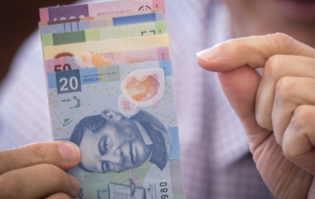 El peso mexicano se deprecia frente al dólar mientras la bolsa avanza levemente