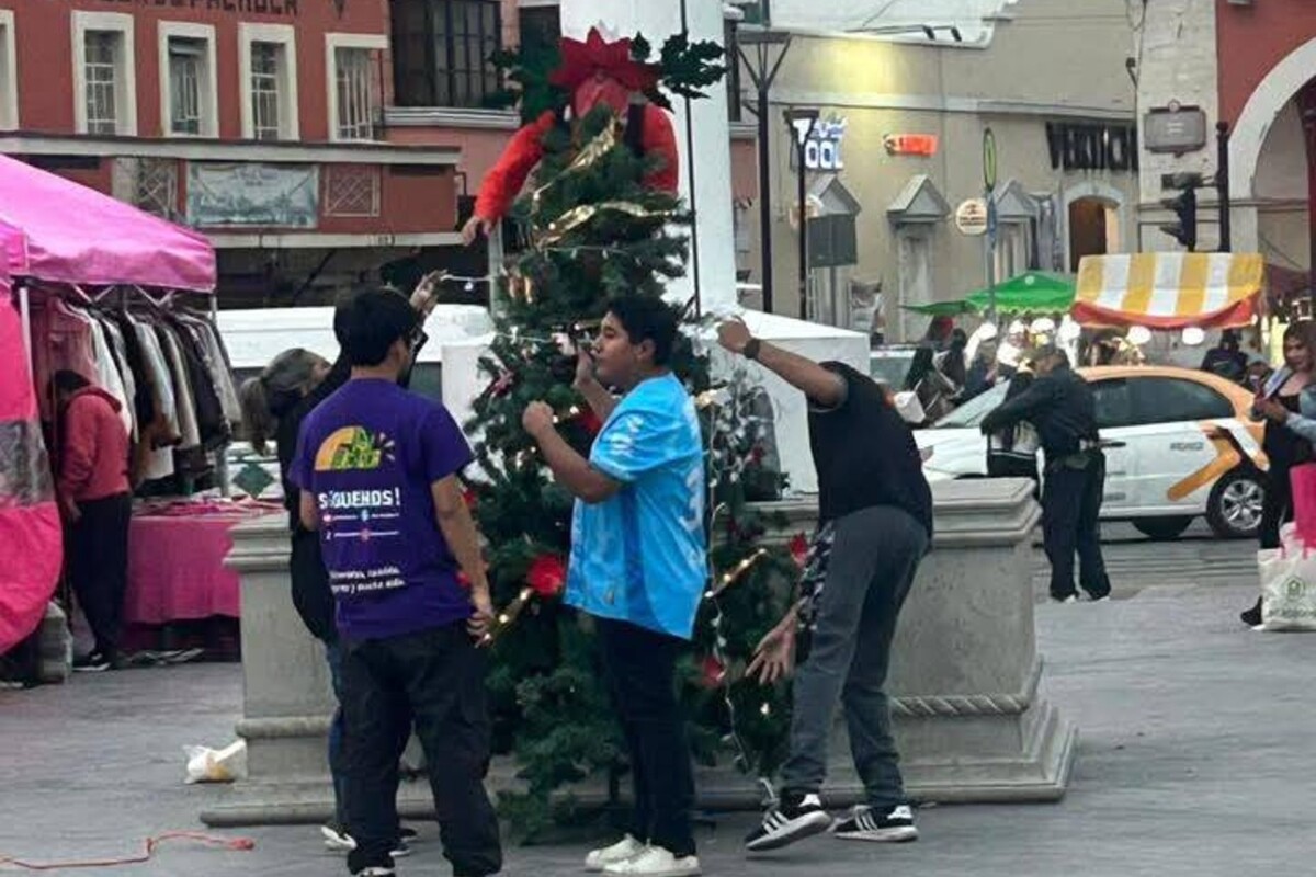 Creadores de contenido colocan árbol navideño en Plaza Juárez de Pachuca