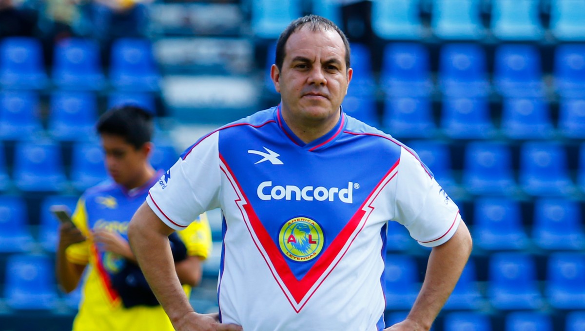 Cuauhtémoc Blanco agrede a portero de Chivas durante un partido de leyendas | VIDEO