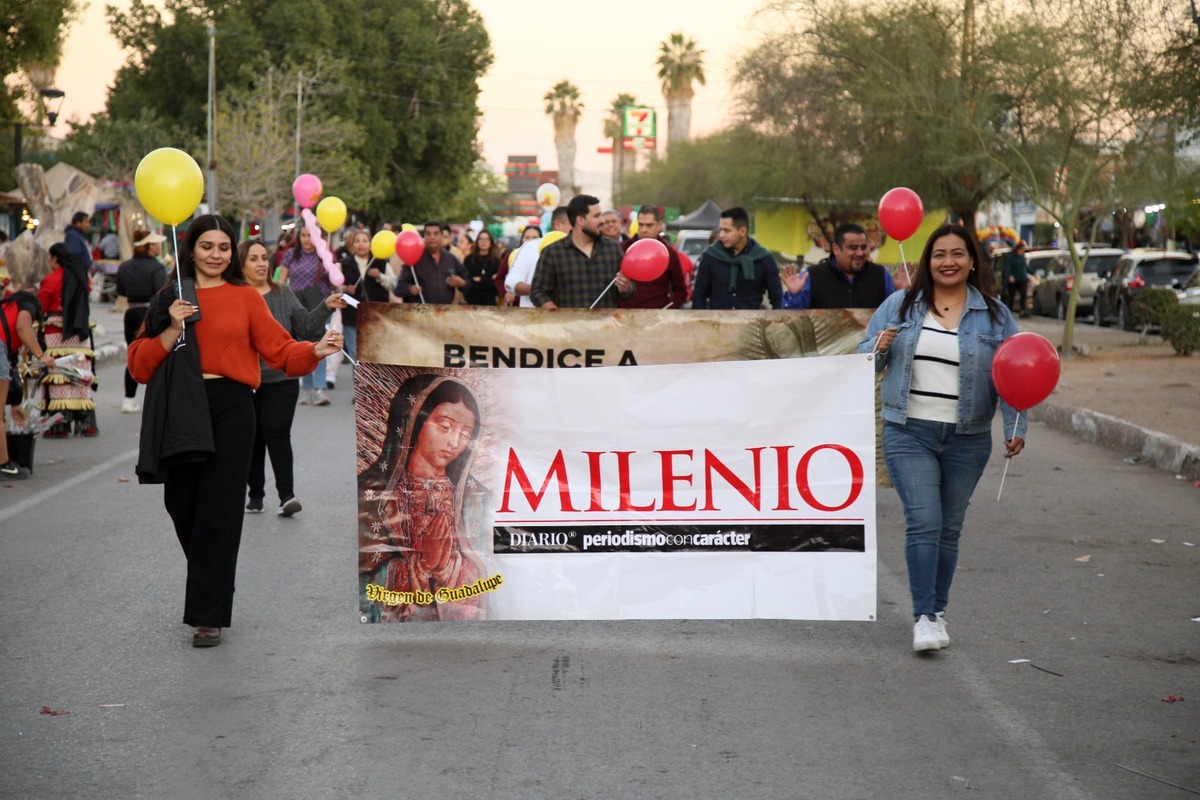 Entre danzas tradicionales, trabajadores y familias recorrieron la Morelos hasta el templo guadalupano.| Martín Piña.