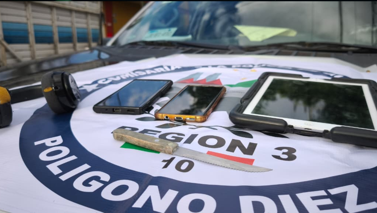 Los elementos municipales aseguraron algunos aparatos electrónicos al detenido (Foto: Cortesía)