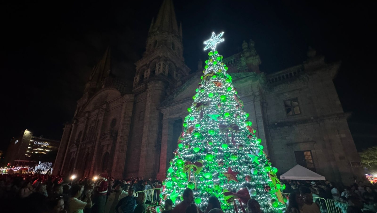 Se encendió el tradicional Árbol de Navidad de casi 10 metros en el centro de Guadalajara (Foto: Alan Castellanos)
