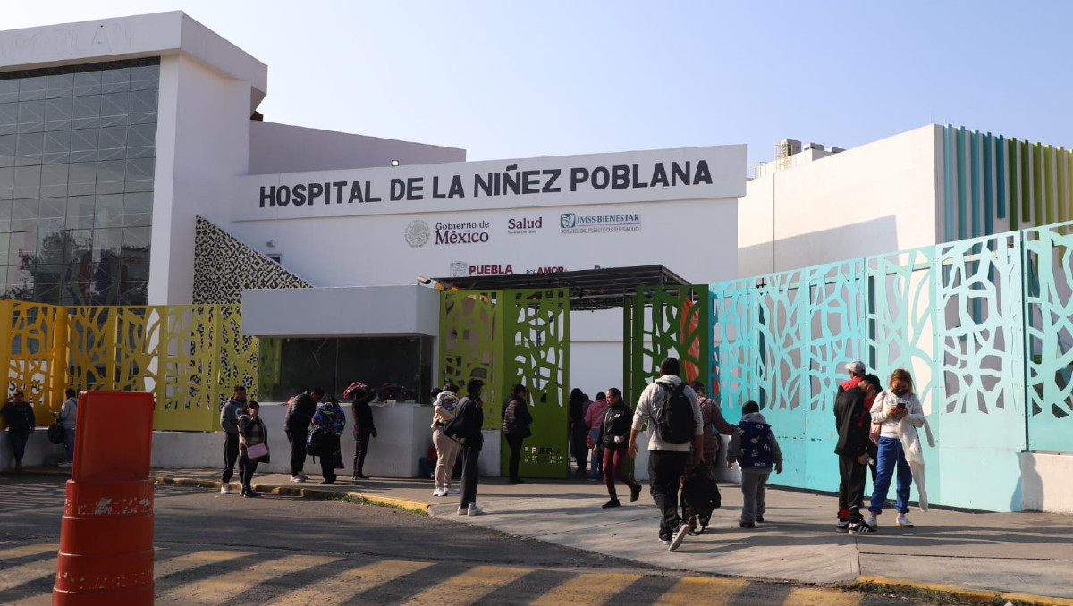 Familias enteras acampan fuera del Hospital del Niño Poblano | Melanie Torres