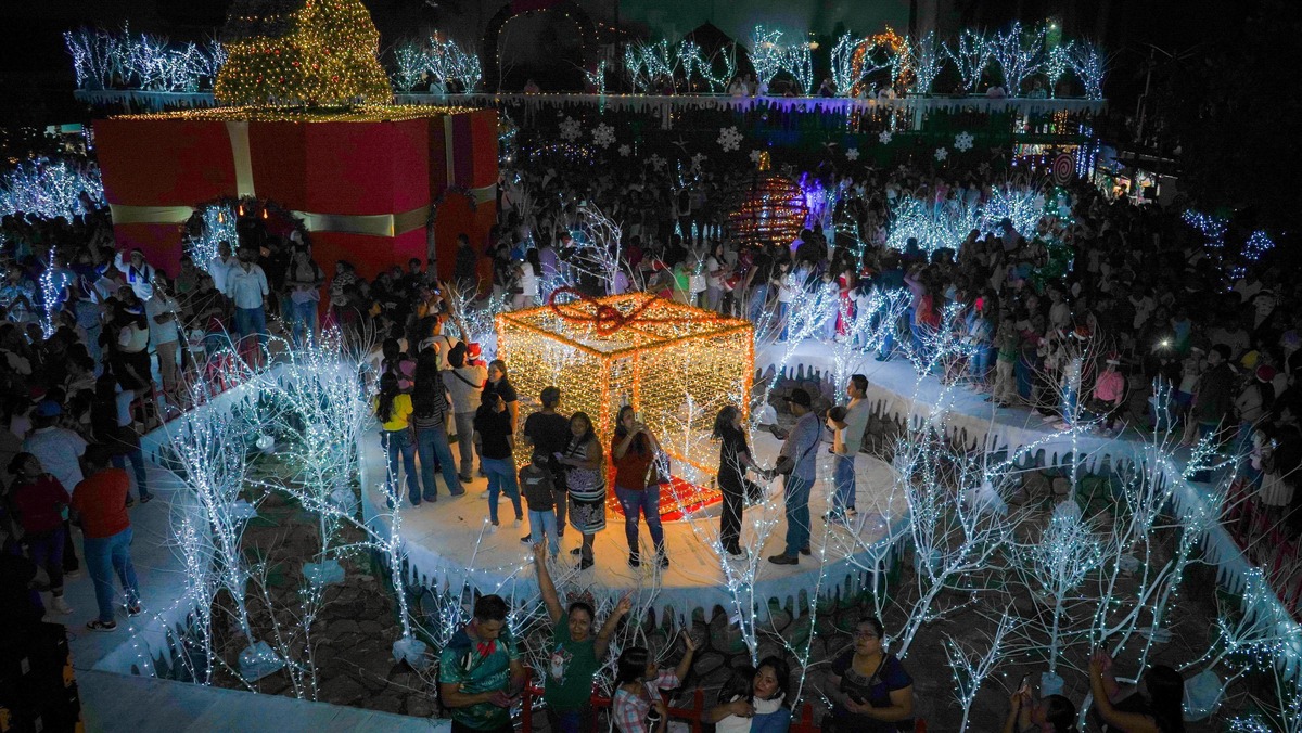 Familias de Huejutla disfrutan del arranque oficial de la Villa Navideña 2025.