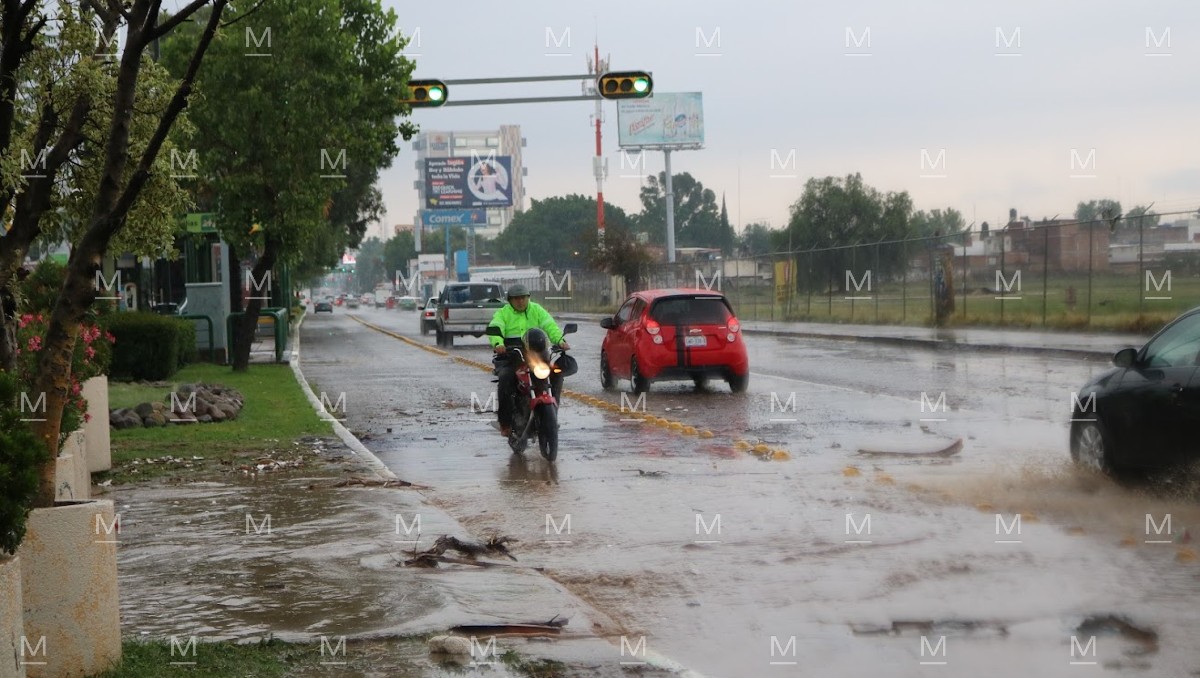 Lluvias sorpresivas en León por el frente frío 19 provocan encharcamientos y tránsito lento; podrían continuar hasta la madrugada.
