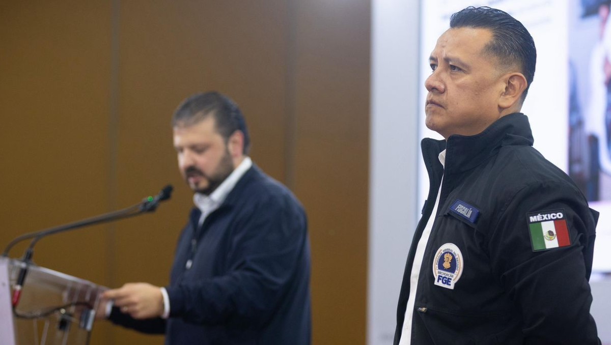 El secretario de Gobierno, Raúl Zepeda, y el fiscal general de Michoacán, Carlos Torres. | Foto: Especial