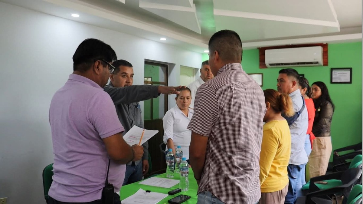 Silvestre García Márquez durante la toma de protesta como presidente municipal suplente de Pisaflores.