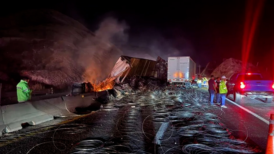 Tractocamión choca contra muro y varias unidades; cierre en autopista Monterrey–Saltillo
