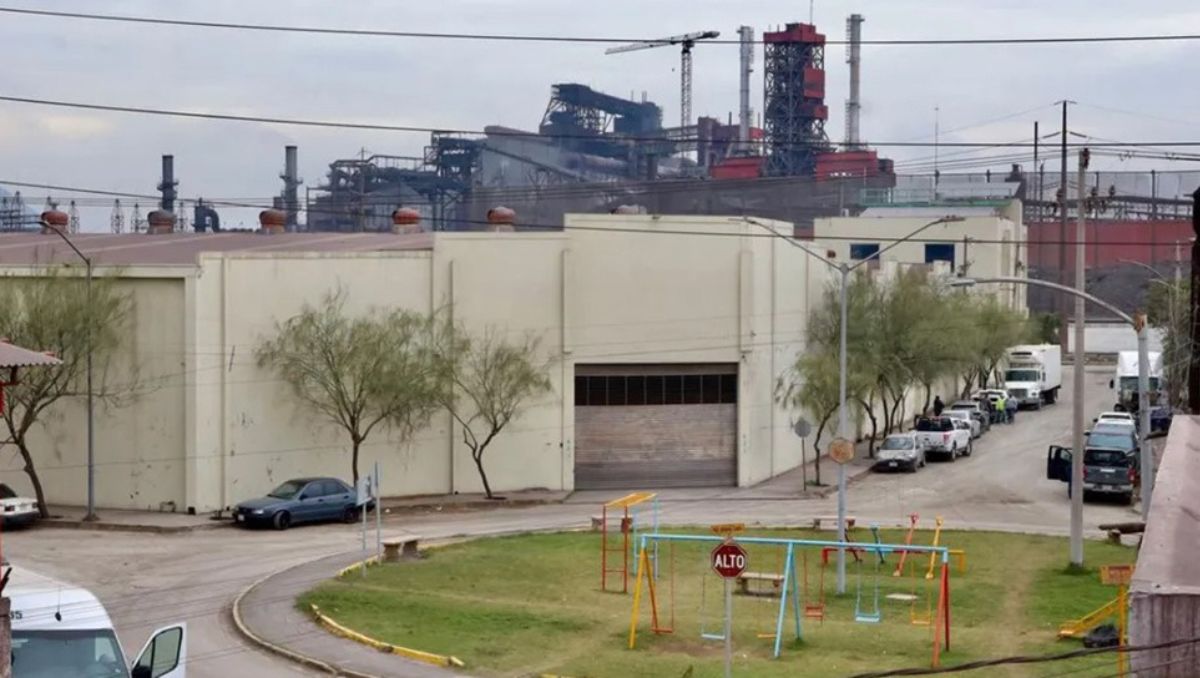 Vecinos afirman que las emisiones contaminantes afectan sus viviendas | Roberto Alanís