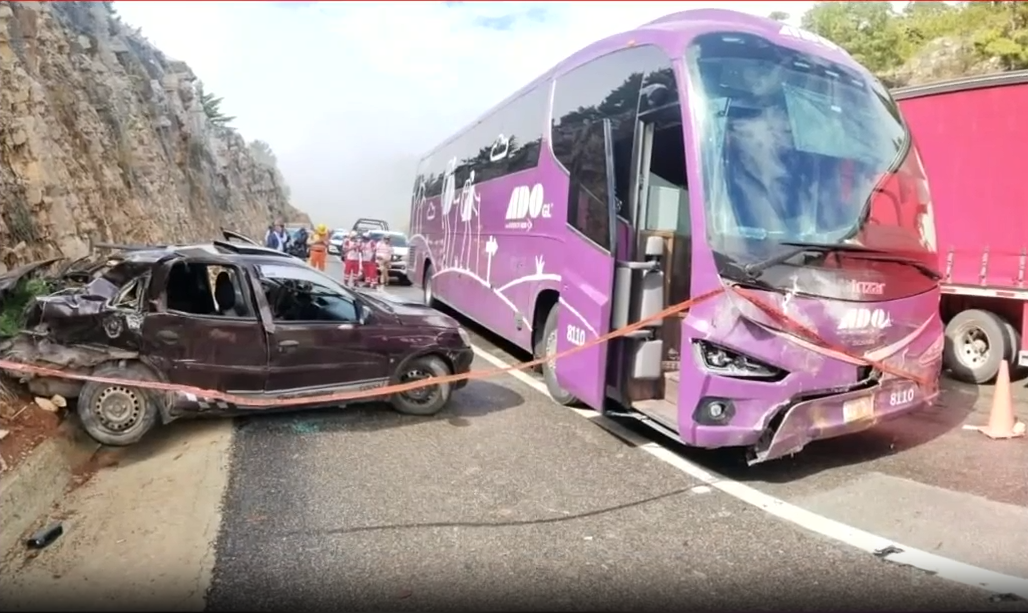 Accidente en Chiapas entre autobús y vehículo deja dos personas muertas