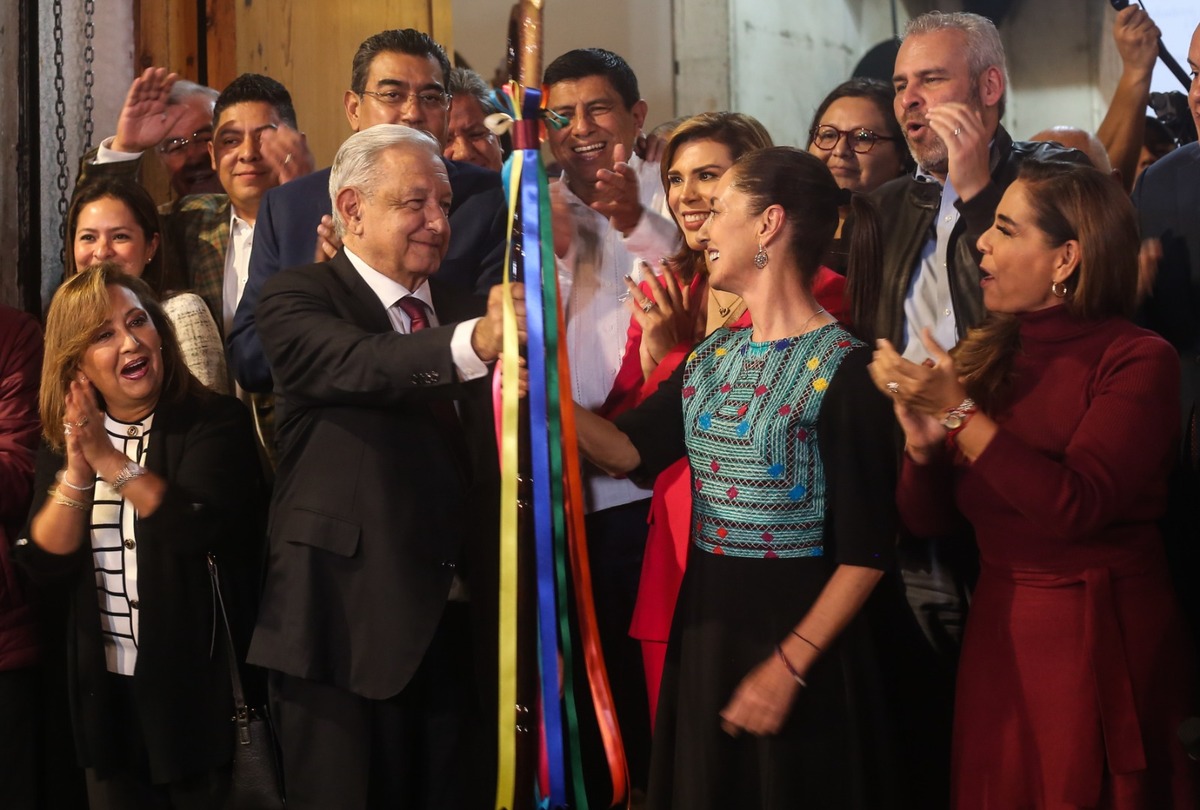 ¿Qué le dijo Sheinbaum a AMLO cuando recibió el bastón de mando? Esto dice el libro