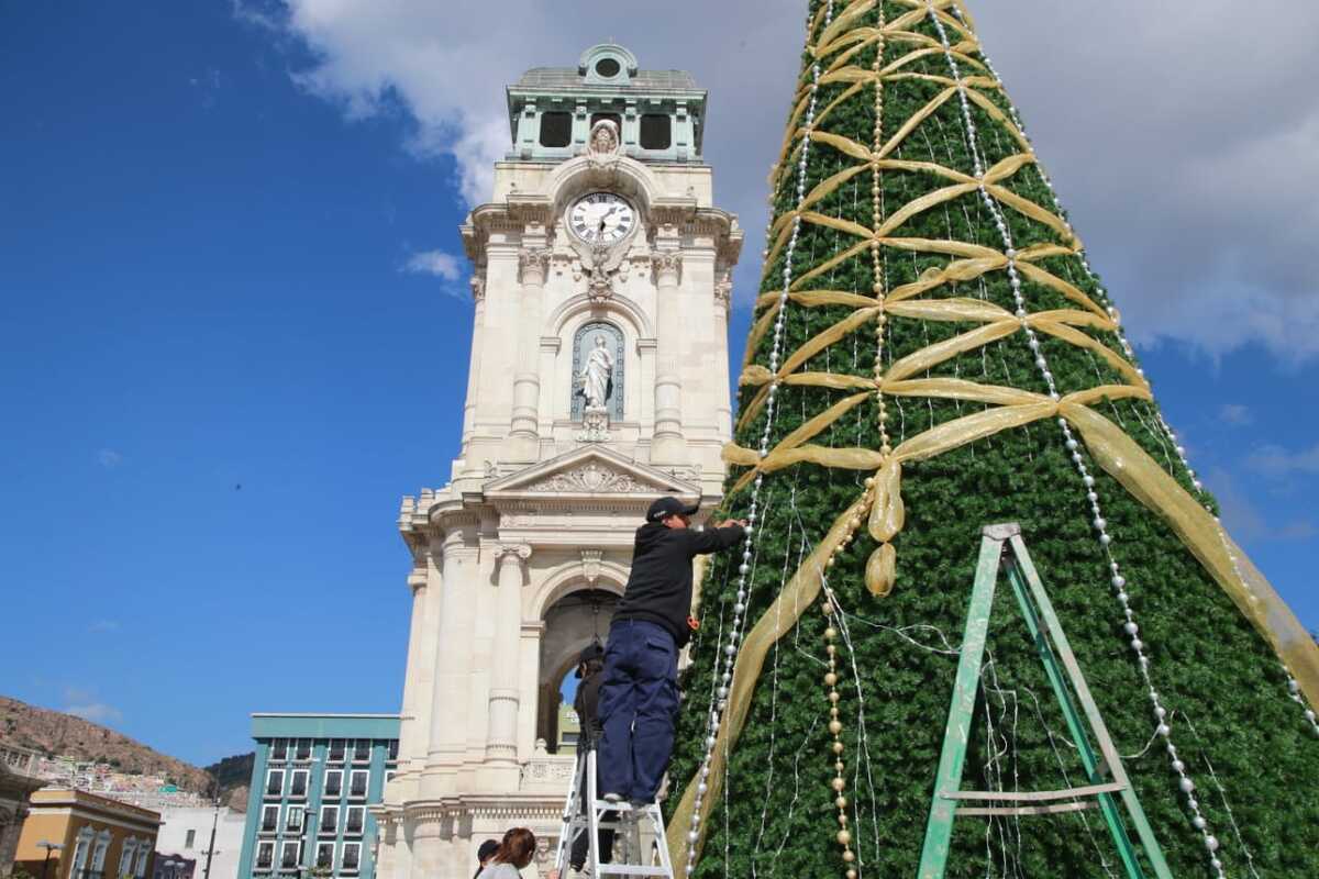 Arbolito, figuras gigantes y un túnel iluminado, así se verá la Plaza Independencia de Pachuca esta navidad. (Maribel Calderón)