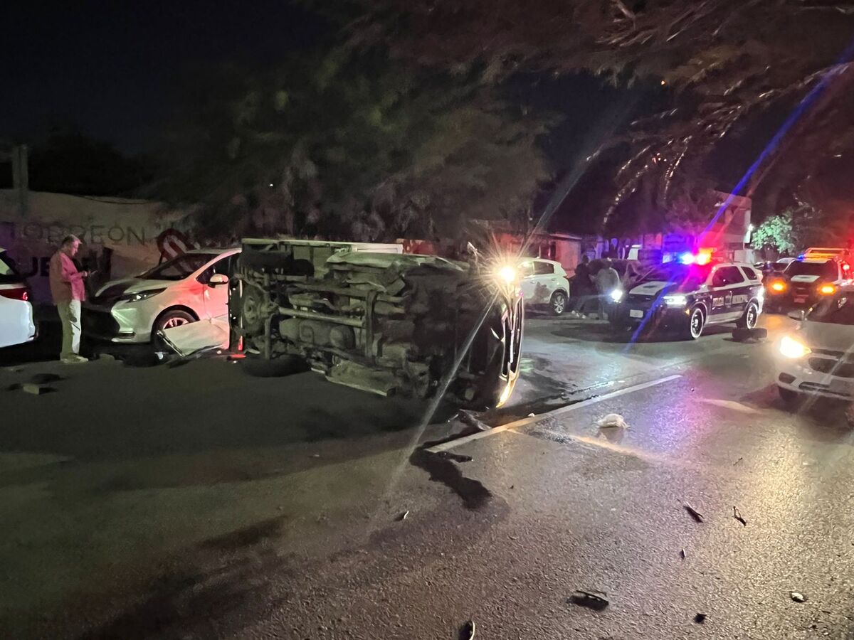 Auto volcó y dañó cuatro vehículos en bulevar Río Nazas de Torreón.| Especial