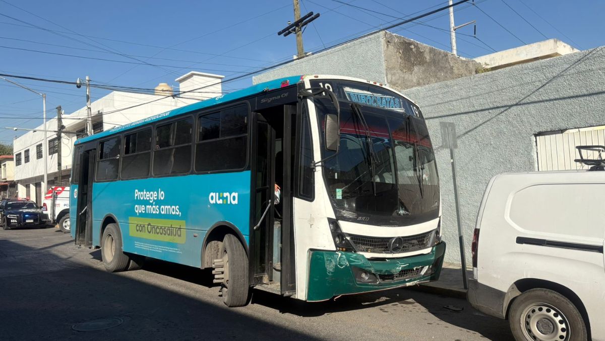 El camión como el vehículo particular fueron orillados sobre una de las calles | Pedro Delgado