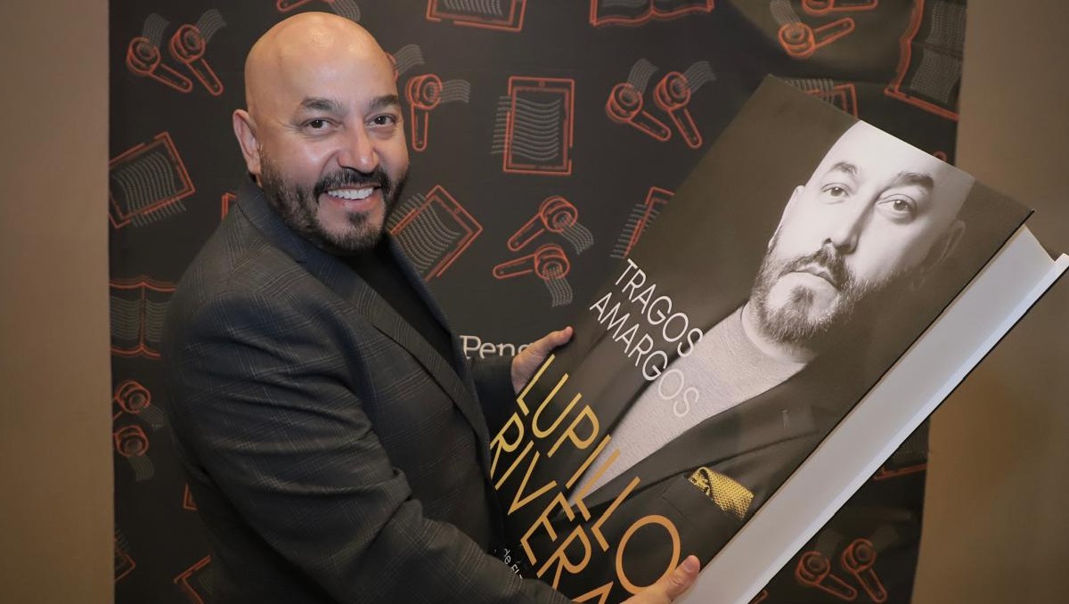 El cantante acudió a la FIL Guadalajara para presentarse por primera vez como escritor | Foto: Ariel Ojeda