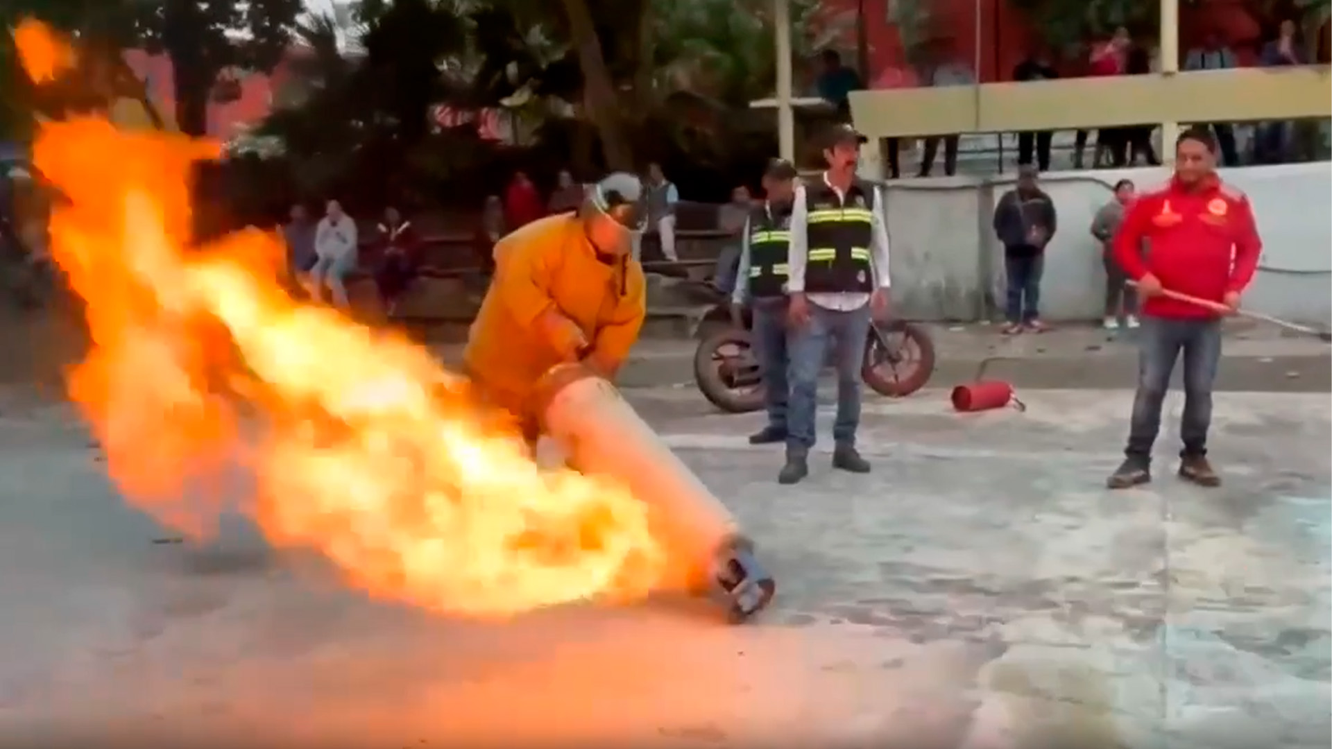 Capacitan a comerciantes en prevención de incendios previo a festejos decembrinos