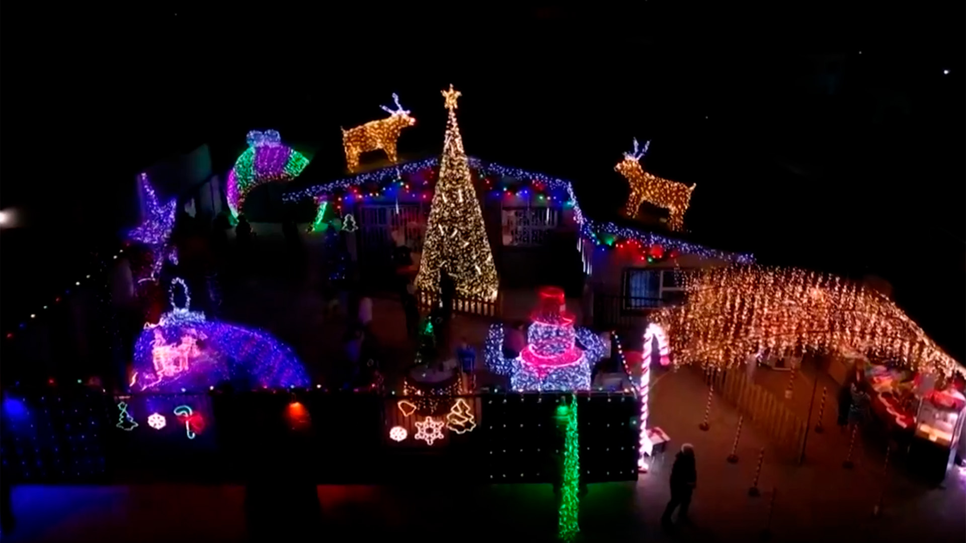 Casa navideña en Ciudad del Cabo se vuelve atracción por su impresionante iluminación
