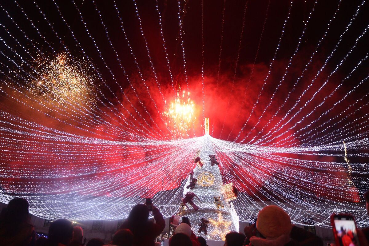 Encendido de árbol navideño en Actopan. (Cortesía)