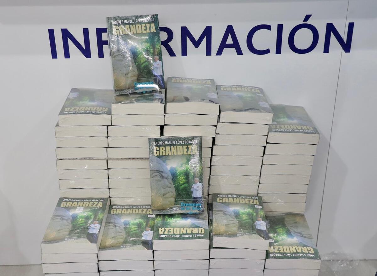 Eugenio Segura dijo que compró 10 cajas y cada libro le costó alrededor de 600 pesos. | Ariel Ojeda
