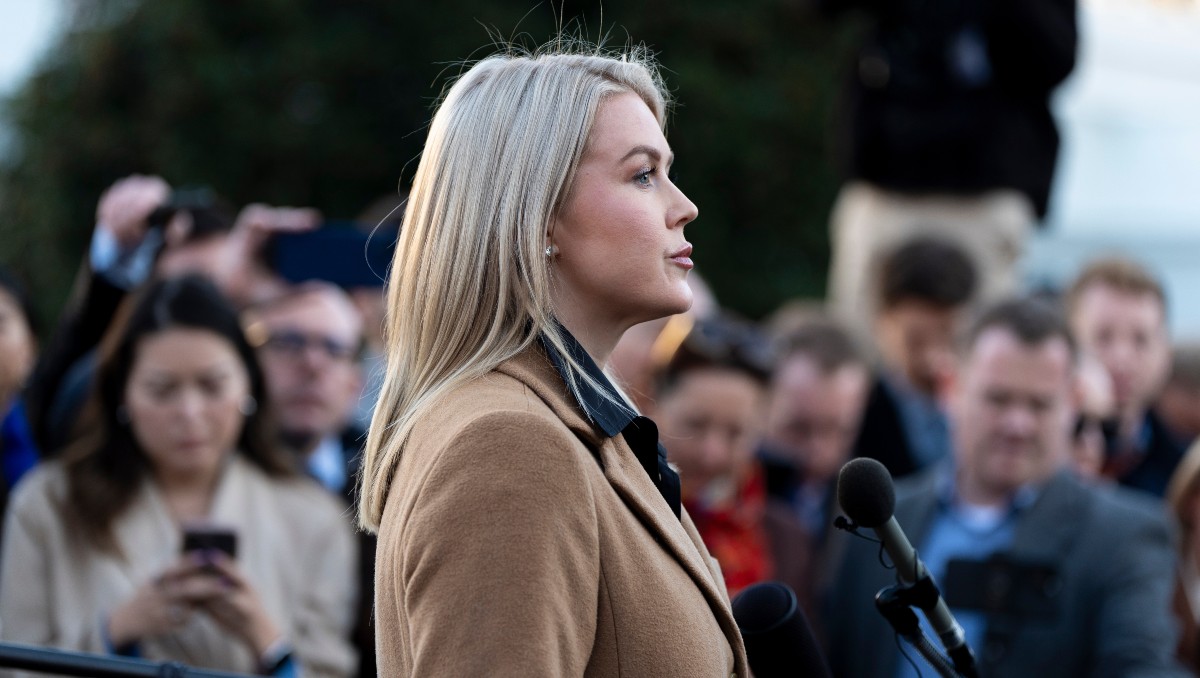 La familiar política de Leavitt "no representa riesgo de fuga". | AP