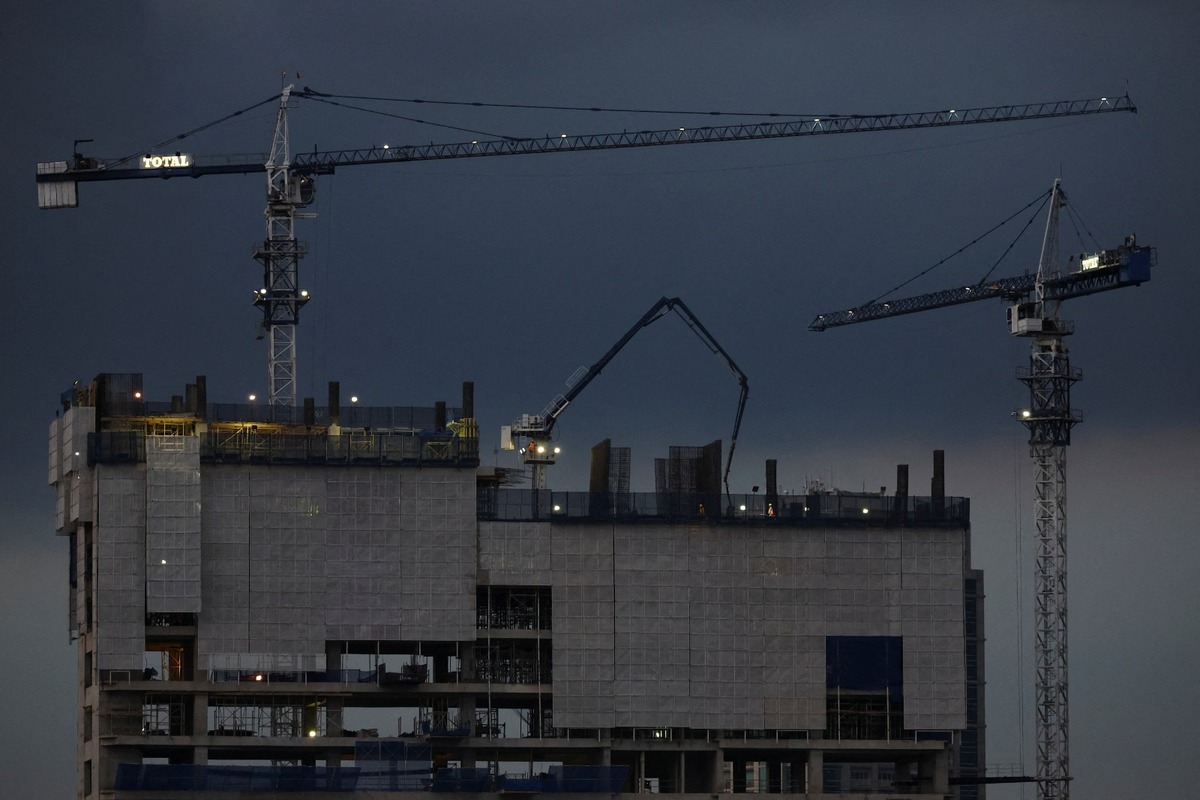 El fuego se declaró en el primer piso hacia el mediodía y luego se propagó a los pisos superiores. | Reuters