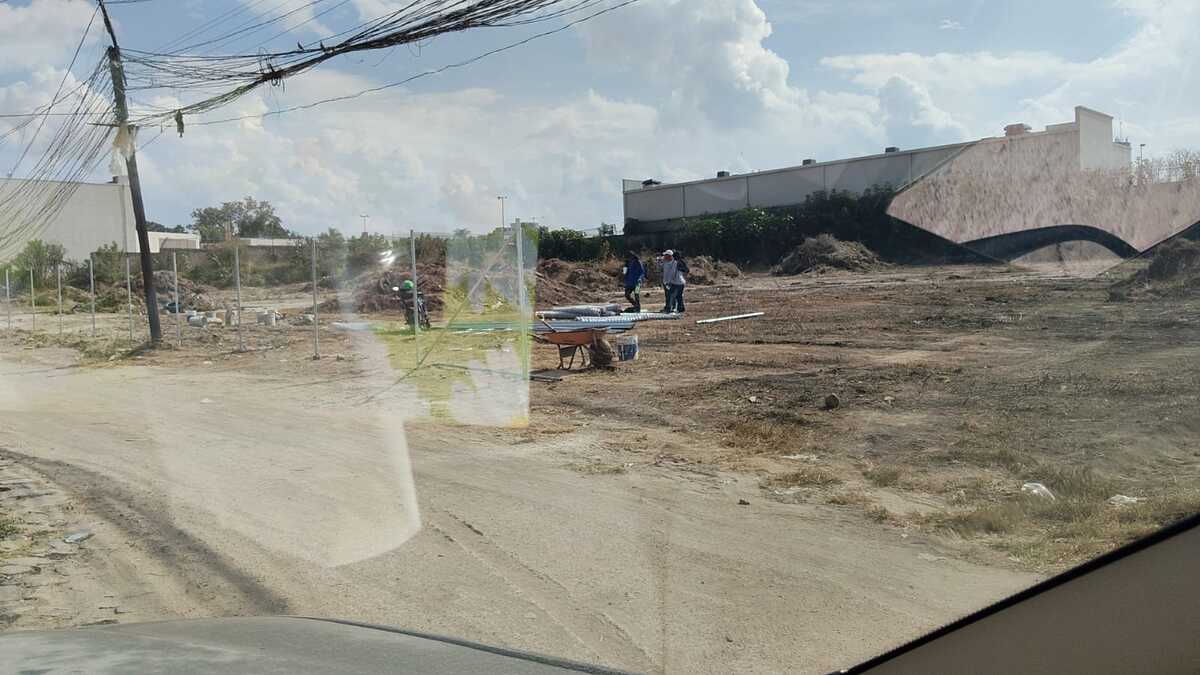 La invasión comenzó cuando  varias camionetas llegaron al terreno transportando malla ciclónica, postes de acero y retroexcavadoras | Especial.