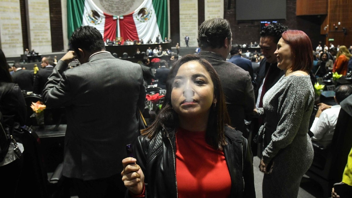 Irais Virginia Reyes, diputada de Movimiento Ciudadano, posó e hizo uso de un vapeador en la sesión. | Cuartoscuro