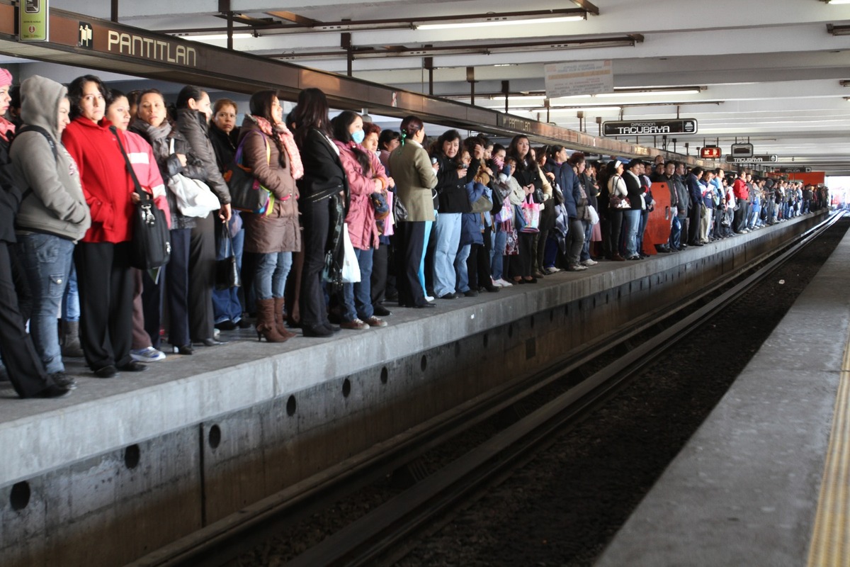 El Metro recomendó a los usuarios a evitar el translado con bultos. (Foto: Héctor Téllez)