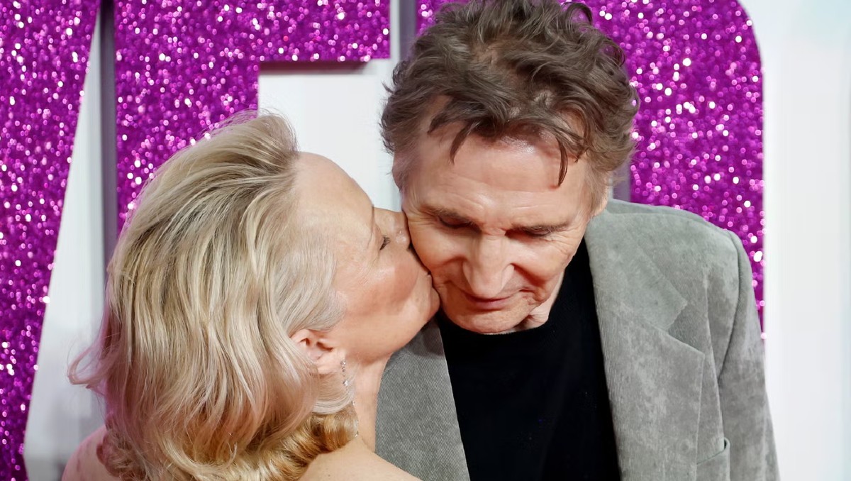 ¿'Love Bombing'? Pamela Anderson cuenta que Liam Neeson la presentó como su "futura esposa" y a la semana terminaron