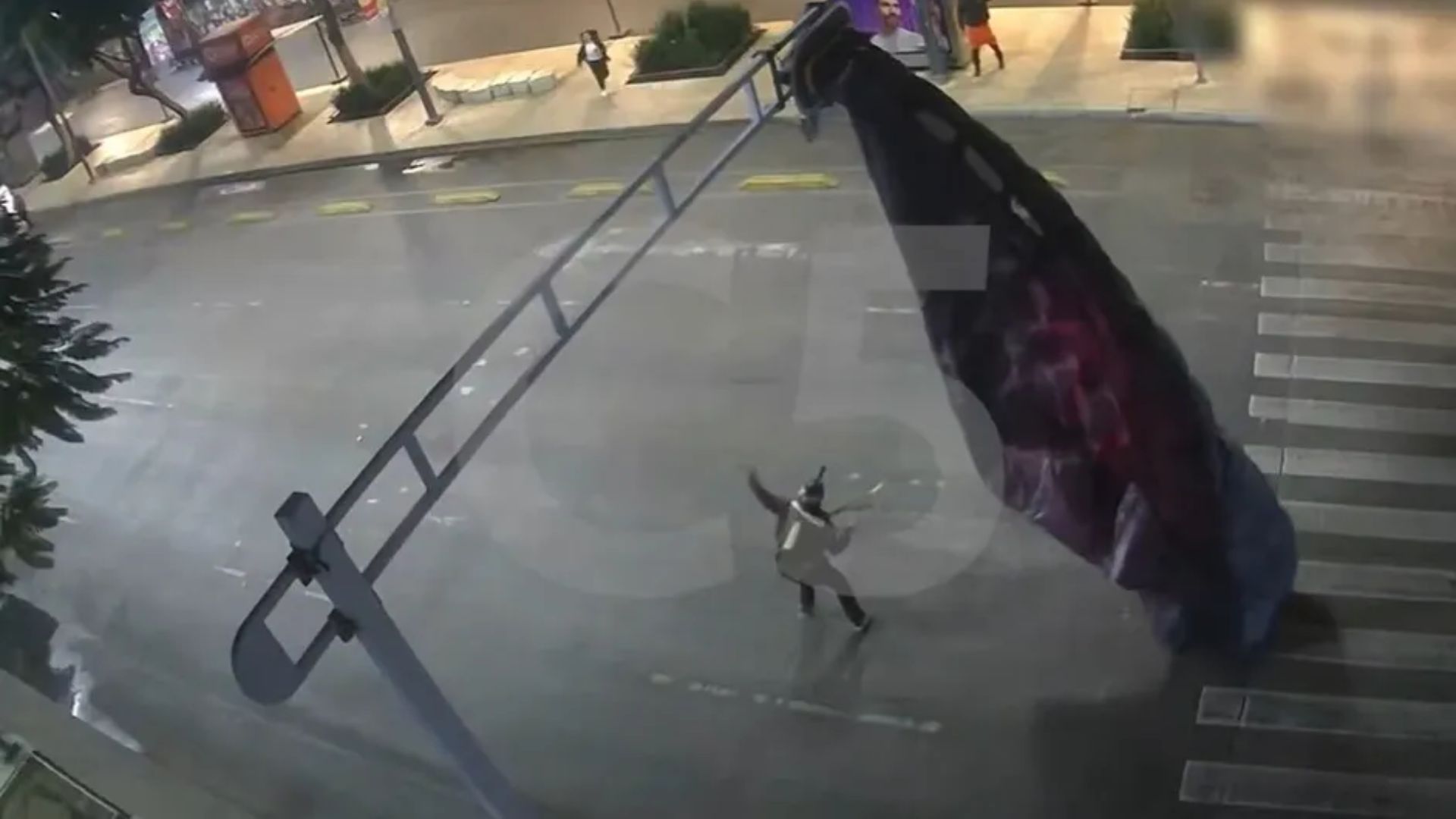 Paracaidista cae en el Centro Histórico de la Ciudad de México