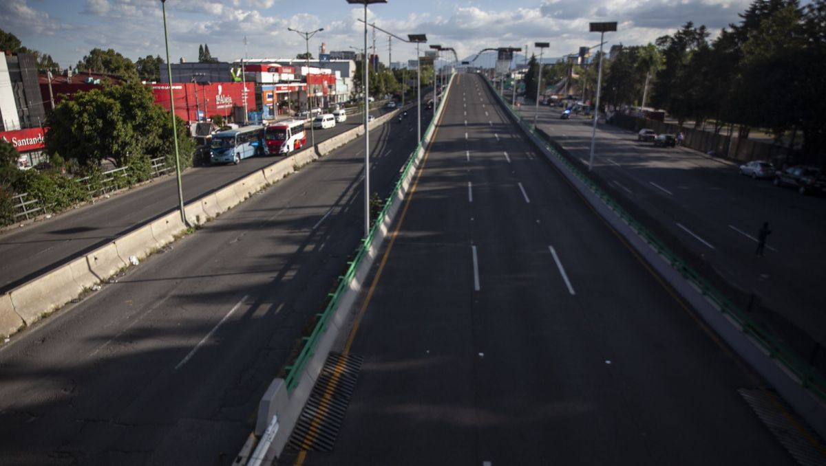 El Periférico Norte lleva una década sin mantenimiento, lo que ha ocasionado desperfectos en la vialidad. Foto: (Cuartoscuro)