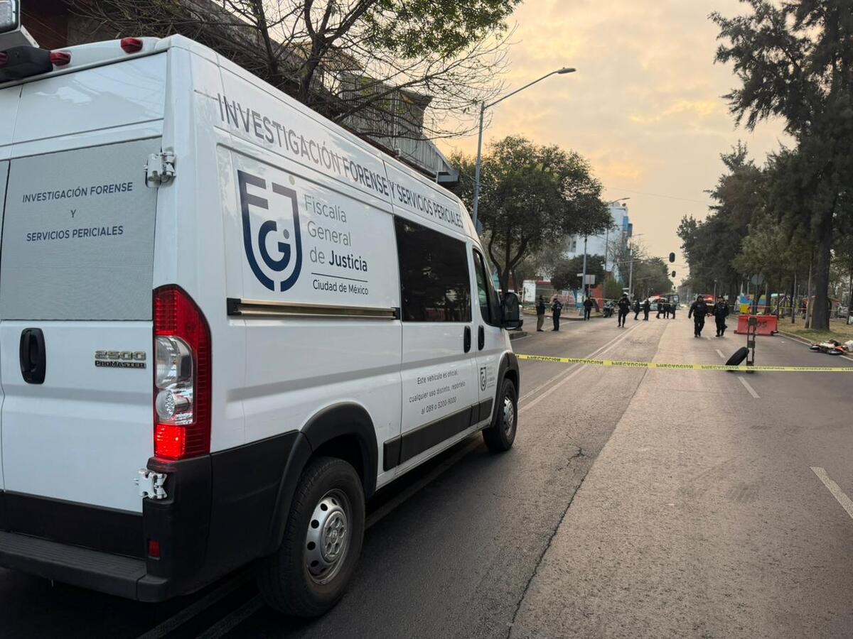 Peritos de la Fiscalía capitalina realizan el levantamiento de casquillos. | Foto: Ramón Ramírez