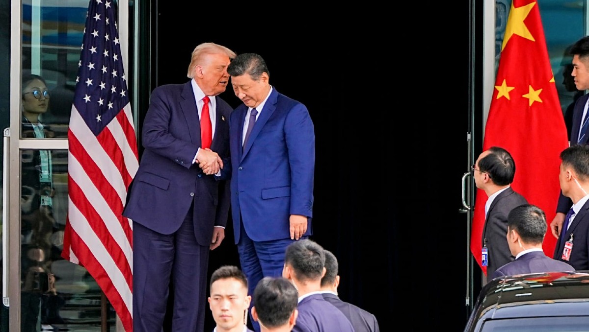 El presidente Donald Trump estrecha la mano de Xi Jinping tras reunión en Busan. | NYT