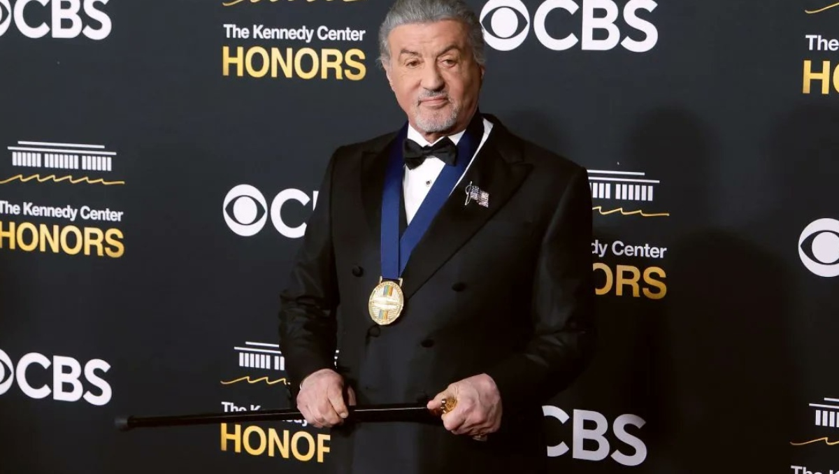 Sylvester Stallone genera preocupación al ser visto con un bastón en los Kennedy Center Honors 2025