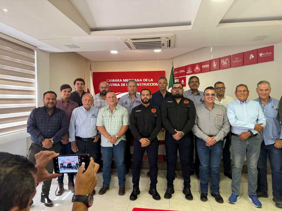 En abril, encabezó otro encuentro, en esta ocasión con un prominente líder empresarial del ramo de la construcción en La Laguna.| Especial