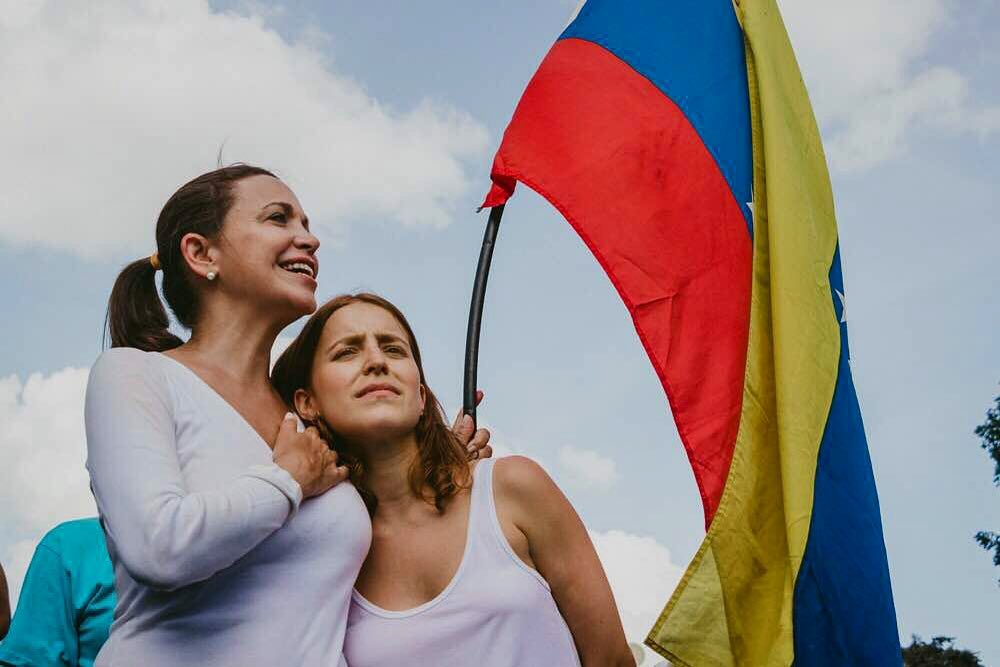 En representación de su madre, hija de Corina Machado recibe el Nobel de La Paz