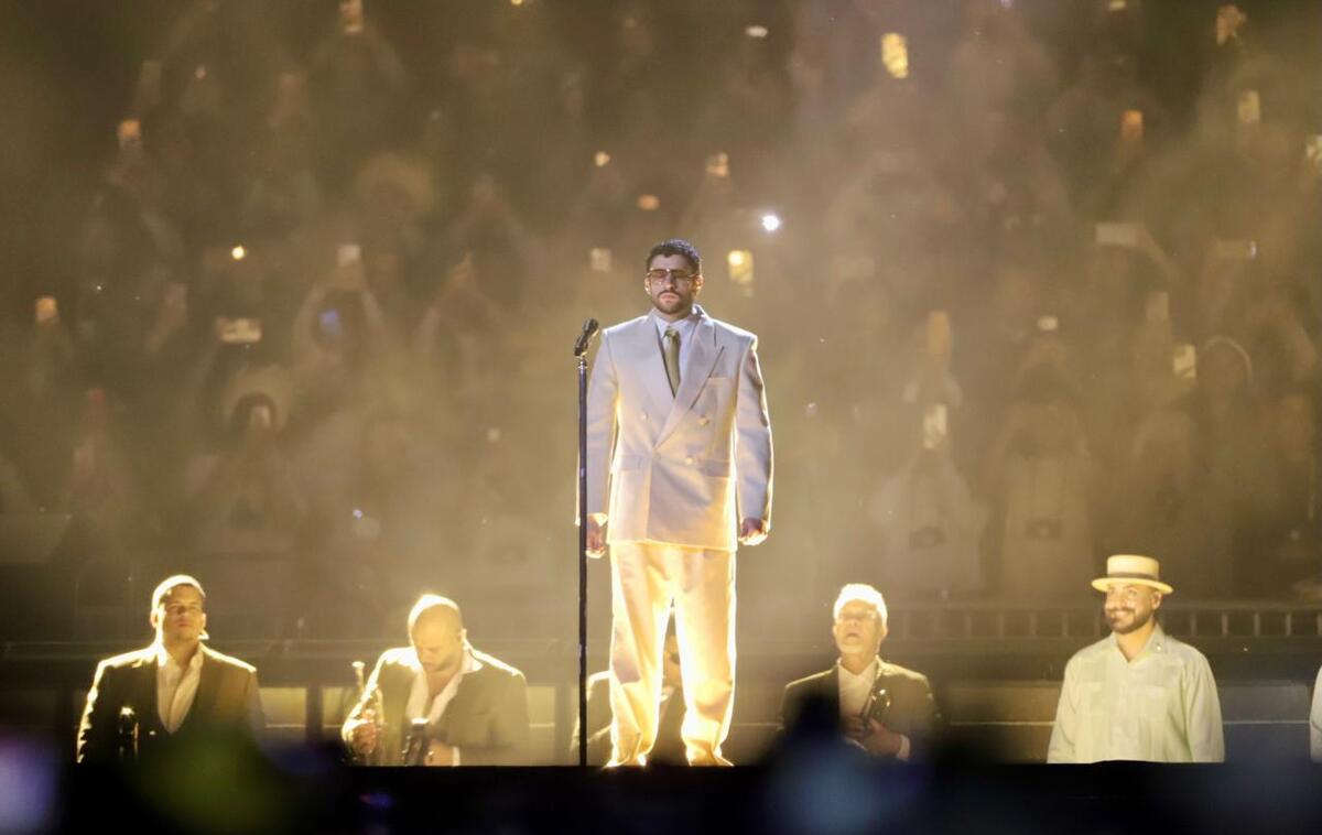 ¿Está bien? Bad Bunny se cae durante primer su concierto en México; así fue el momento exacto | VIDEO
