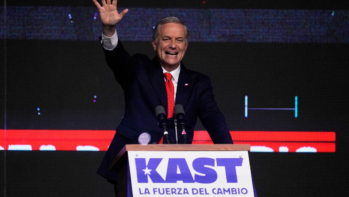 El candidato presidencial de Chile, José Antonio Kast, del Partido Republicano, saluda a sus seguidores. | AP