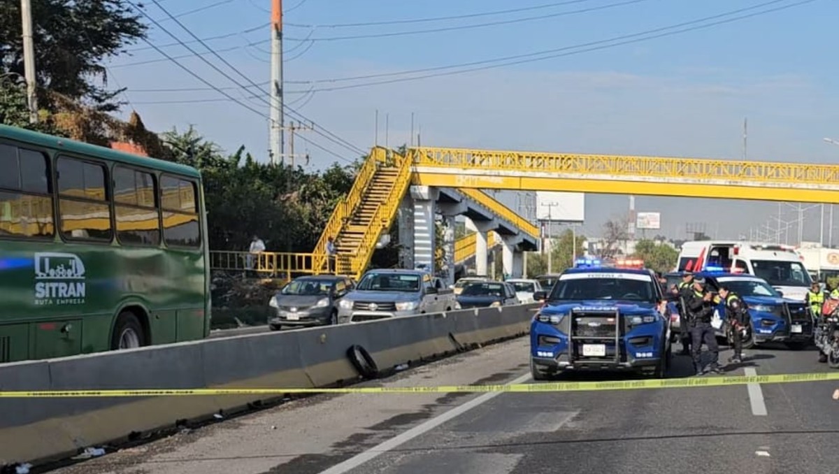 Sobre los carriles centrales de la autopista quedó el cuerpo de una mujer en Tonalá (Juan Carlos Munguía)