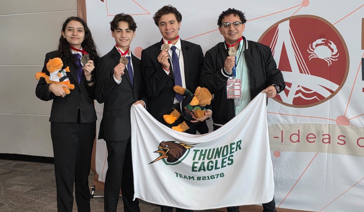 Giovanna Ibarreche, Emiliano Urrutia y Franco Moreno, junto a su asesor, Adrián Velázquez. (cortesía)