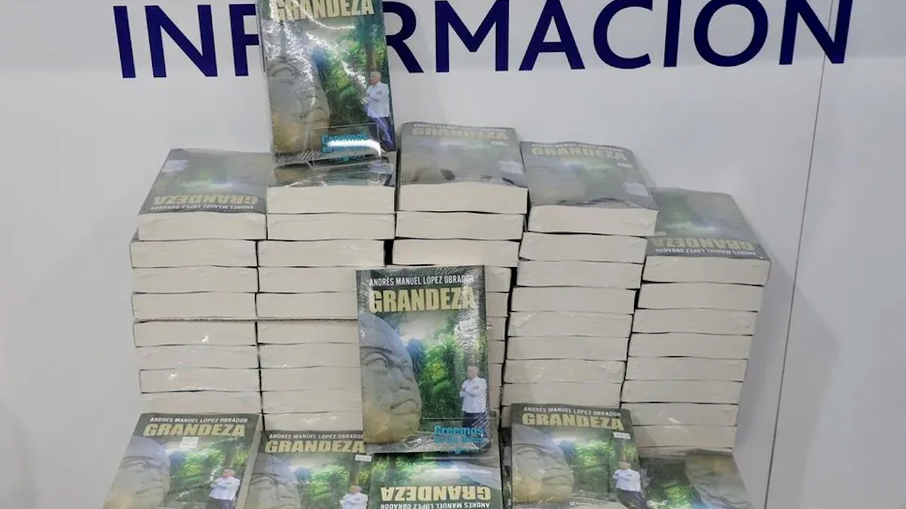 “Grandeza” llega al Senado: legisladores reciben 13 cajas con ejemplares del libro