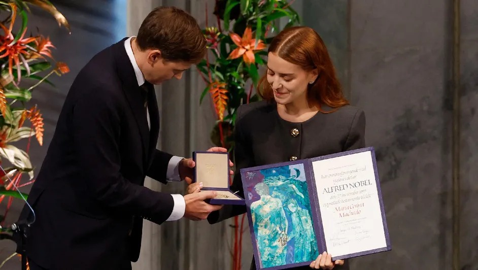 Hija de María Corina Machado recibe en Oslo el Premio Nobel de la Paz en su nombre